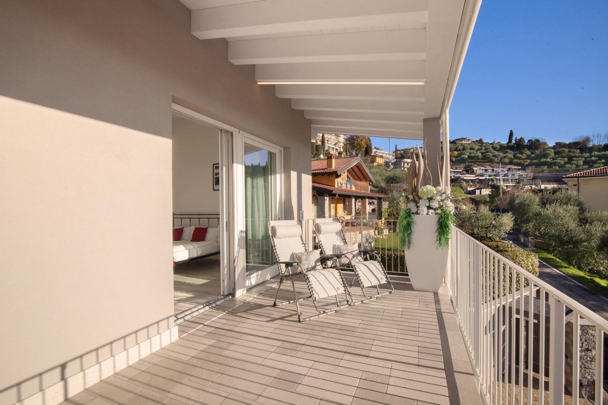 White Apartment In Marciaga Di Costermano Dış mekan fotoğraf