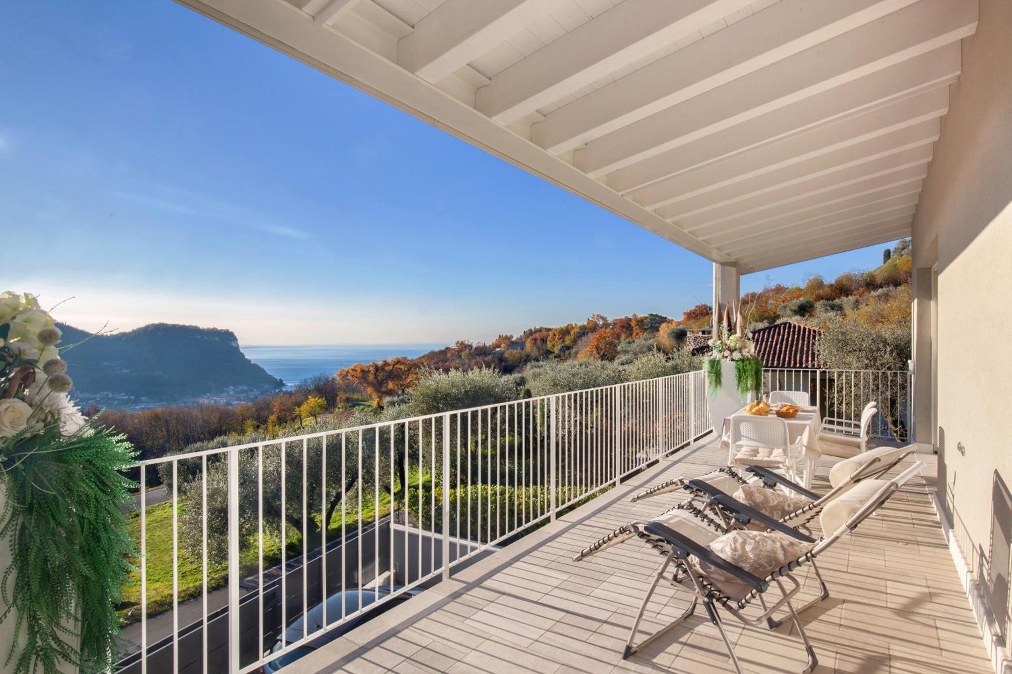 White Apartment In Marciaga Di Costermano Dış mekan fotoğraf